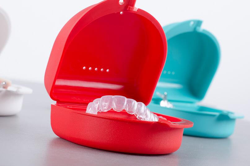 retainers in cases
